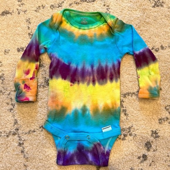 NEW Gerber Tie Dye Long Sleeve Mitten-Cuff Cotton Onesie Bodysuit 0-3 Months - Picture 1 of 3